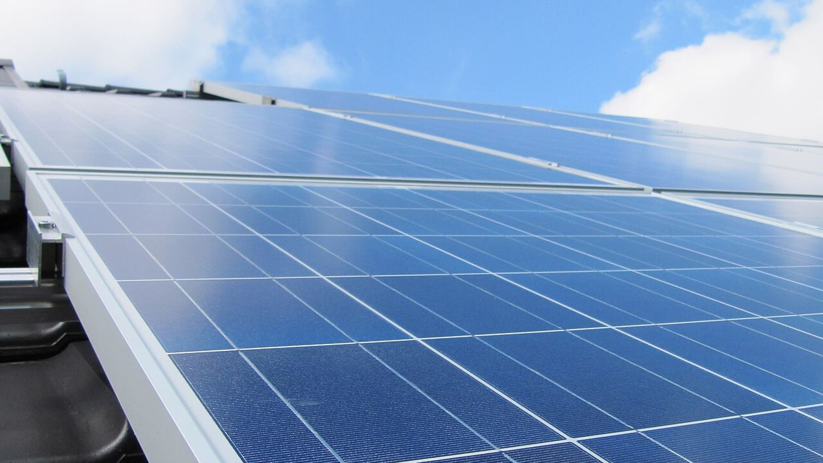 Photovoltaik-Anlage auf einem Hausdach – Solarrechner für Augsburg